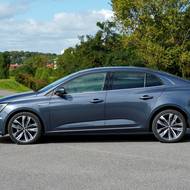 Sedan svou siluetou připomíná spíše liftback.