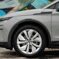 Na předních kolech jsou kotoučové brzdy, na zadních bubnové.