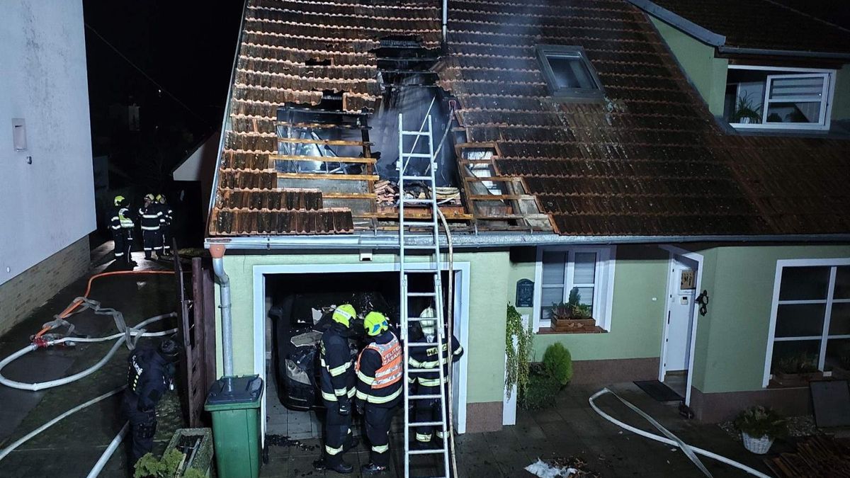 Plameny zachvátily dům na Břeclavsku, hasiči pilou odřezávali ohořelé latě