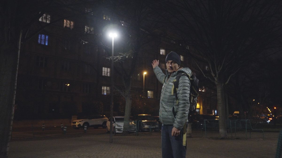 Místo oranžových světel pronikavě bílé LED zářiče? Pražané bojují proti novému pouličnímu osvětlení