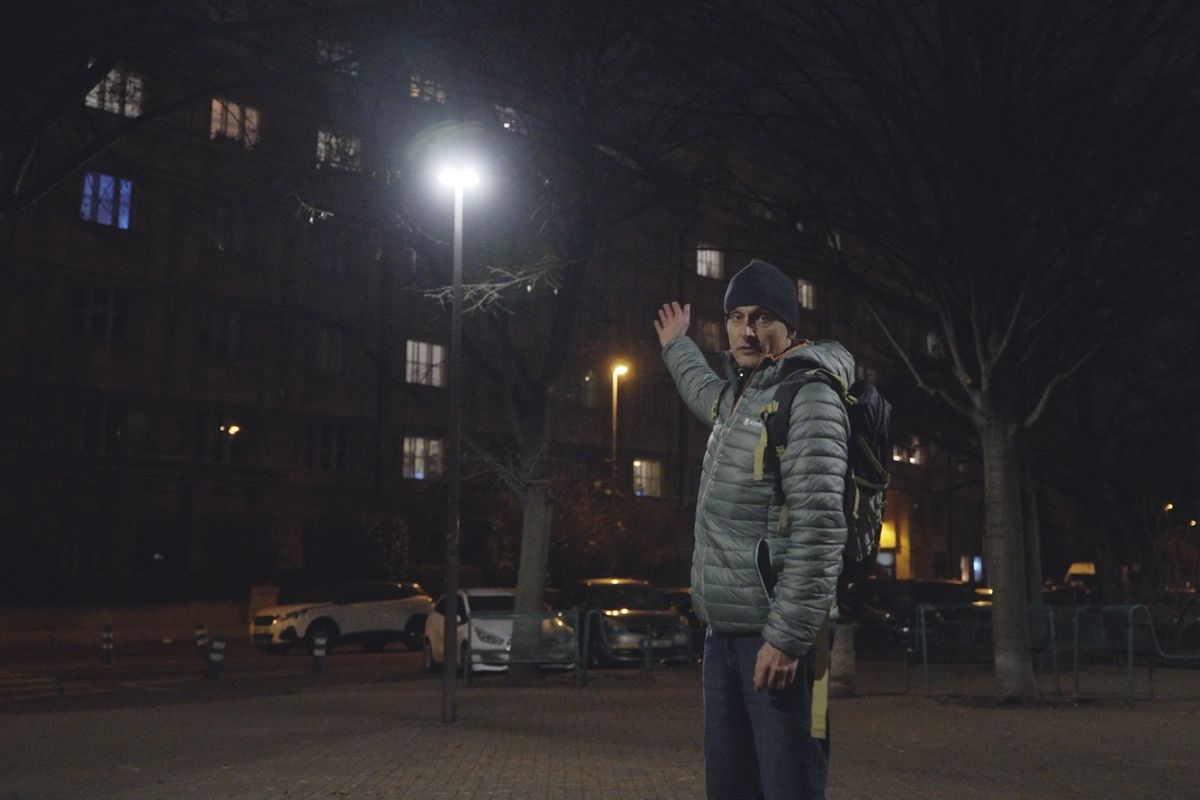 Místo oranžových světel pronikavě bílé LED zářiče? Pražané bojují proti novému pouličnímu osvětlení peticí