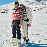 Olympijské svetry pro Nory značky Dale of Norway jsou inspirované prvním oficiálním olympijským svetrem, ikonickým designem Cortina d'Ampezzo z roku 1956. Přepracovaná pletená varianta tak letos slaví své 70. výročí. 