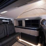 Po levé straně je tradičně kuchyňka a úložný prostor.