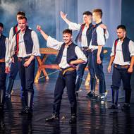 Vedle hudby nechybí tanec.