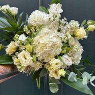 Jemné květinové aranžmá s doplňkovou zelení