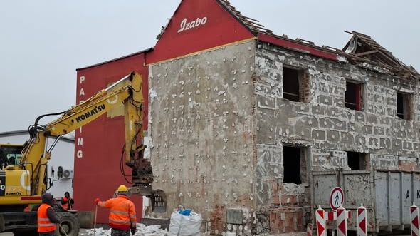Vyhlášený nevěstinec v Českých Budějovicích musel k zemi. Povede tudy silnice, důležitá Severní spojka
