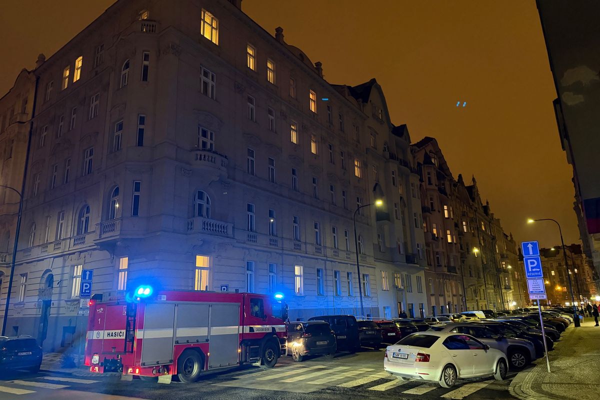 Kriminalisté našli tělo muže z Prahy, jehož vrah zemřel po pádu z okna 