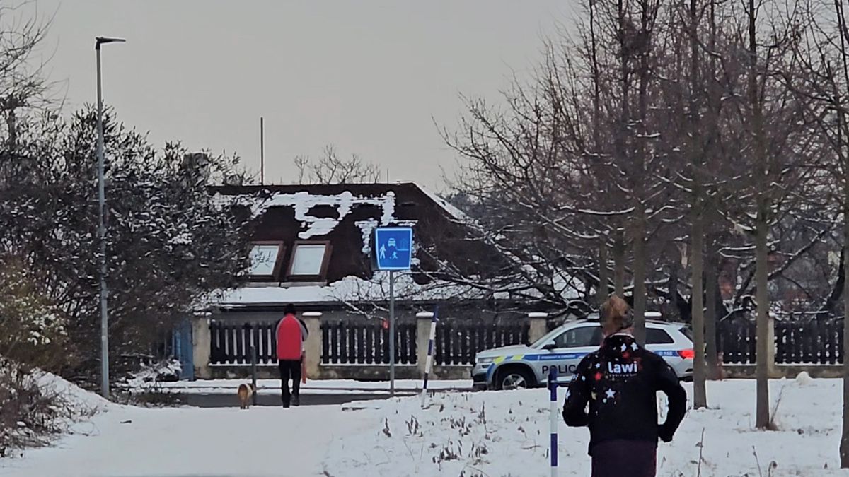 Nastartované policejní auto u Okamurova „hradu“ dráždí okolí