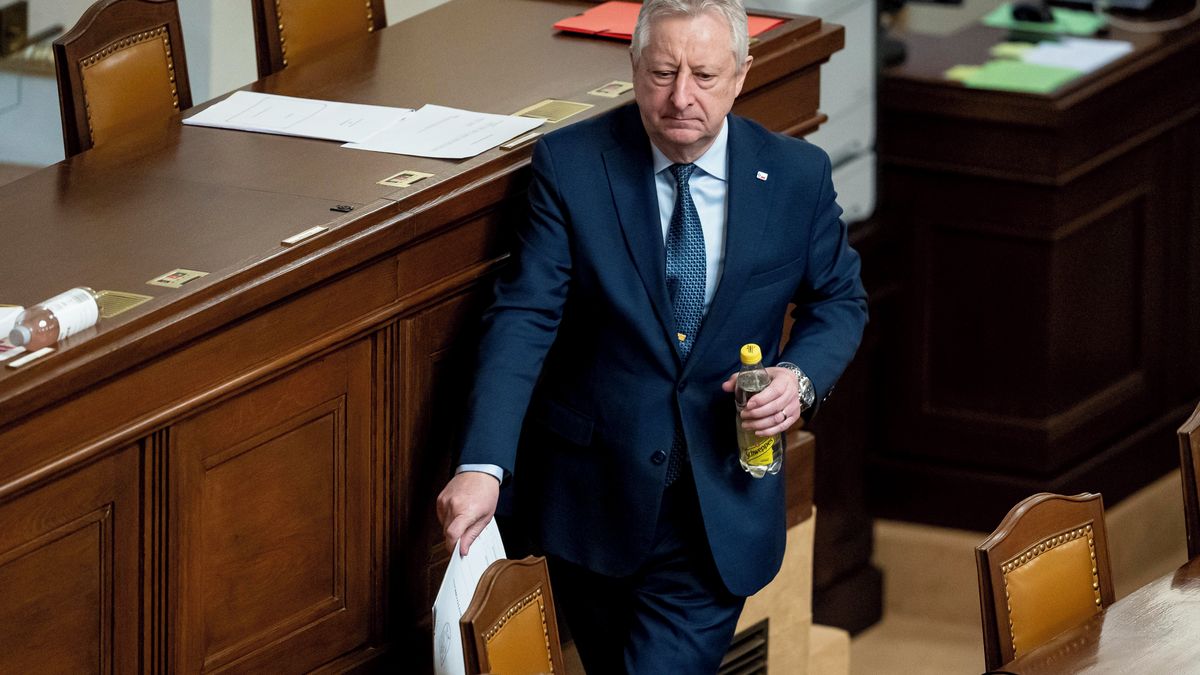 Určitě přijdu, řekl Zůna k slyšení v Senátu na výročí invaze. Teď už má jiný program