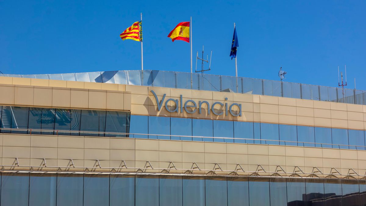 Jako James Bond? Výtržník ve Valencii skotačil na střeše letadla