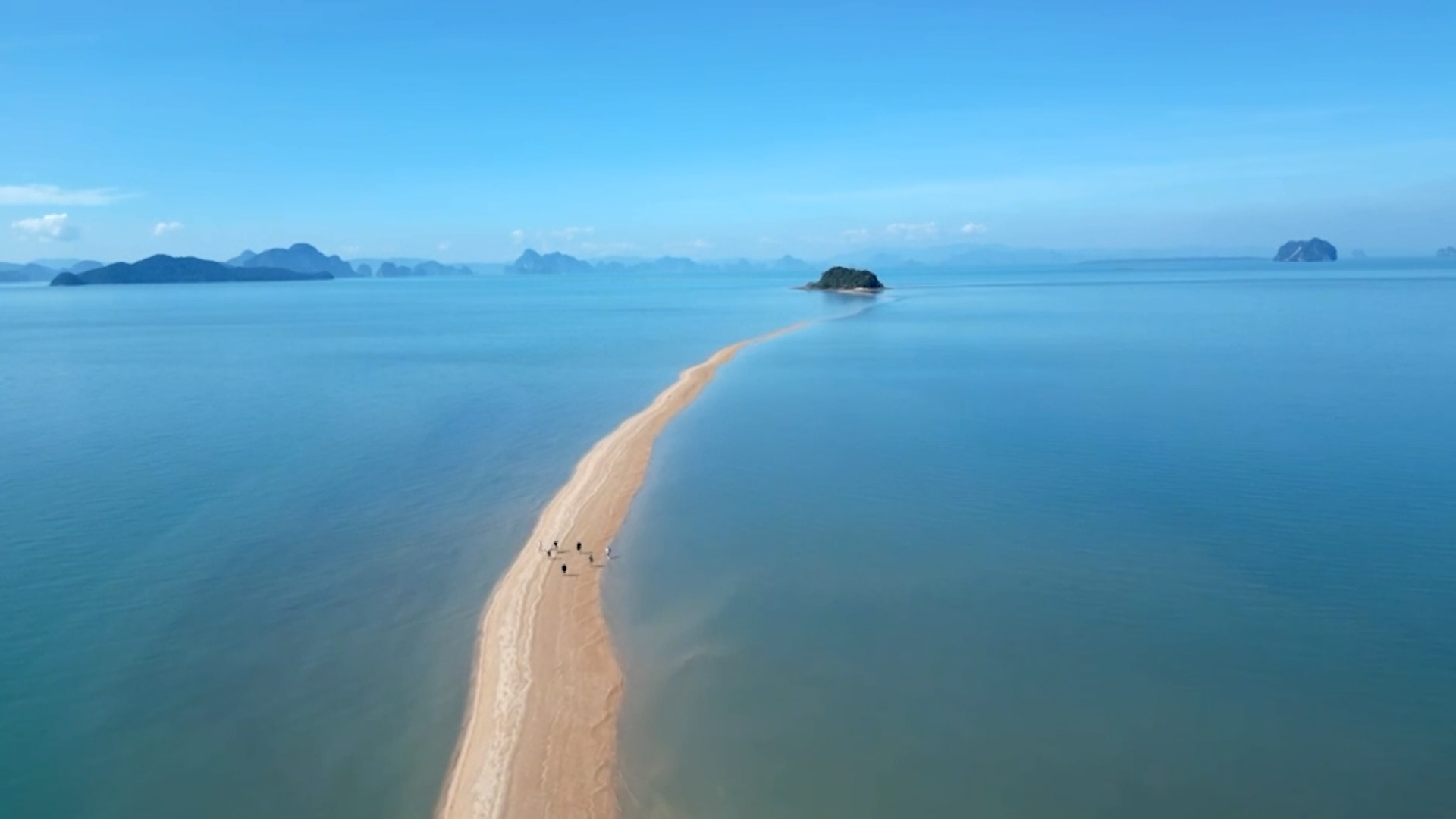 Turisté se v Thajsku mohou projít po ‚dračí páteři‘ rozdělující moře