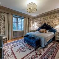 V sídle jsou tři ložnice. Tato je hlavní.