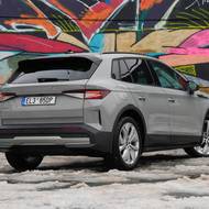 Nabíjecí zásuvka je na pravém zadním boku.