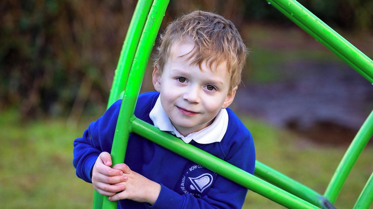 Čtyřletý kluk s mozkovou obrnou naběhal za měsíc 160 kilometrů, pro charitu vybral 32 tisíc