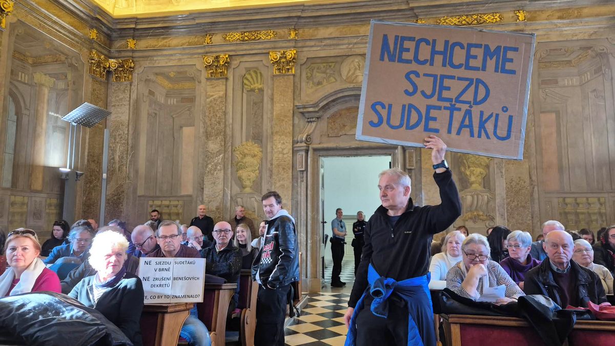 Nechceme sjezd Sudeťáků. Na zastupitelstvu Brna protestovaly desítky lidí s transparenty
