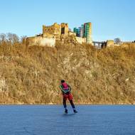 Dálkový bruslař Štěpán Dvořák z Třebíče se rád vrací na Vranovskou přehradu, na snímku před zříceninou hradu Cornštejn.