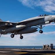 Americký stíhací bombardér Super Hornet v akci