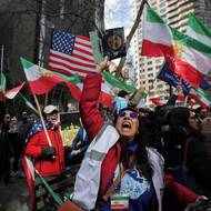 ...zatímco spousta Íránců v exilu smrt oslavovala jako naději na konec režimu. 