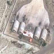 Letecký snímek poničené íránské vojenské základny v Konaraku