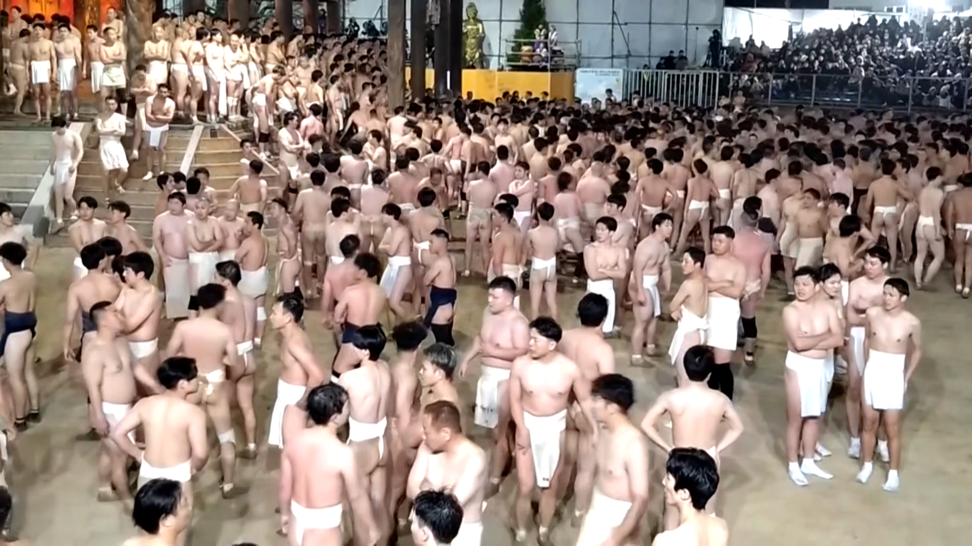 Trong lễ hội khỏa thân, ba người đàn ông đã bất tỉnh