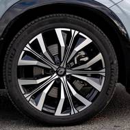 Pouze základní výbava stojí na 19palcových kolech, zbytek nabídky obouvá 20palcové disky.