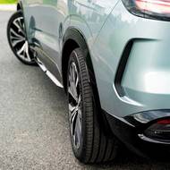 Zadní kola se podle rychlosti natáčejí ve směru či proti směru kol předních.