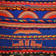 Kroji gákti vládnou syté odstíny červené a modré.