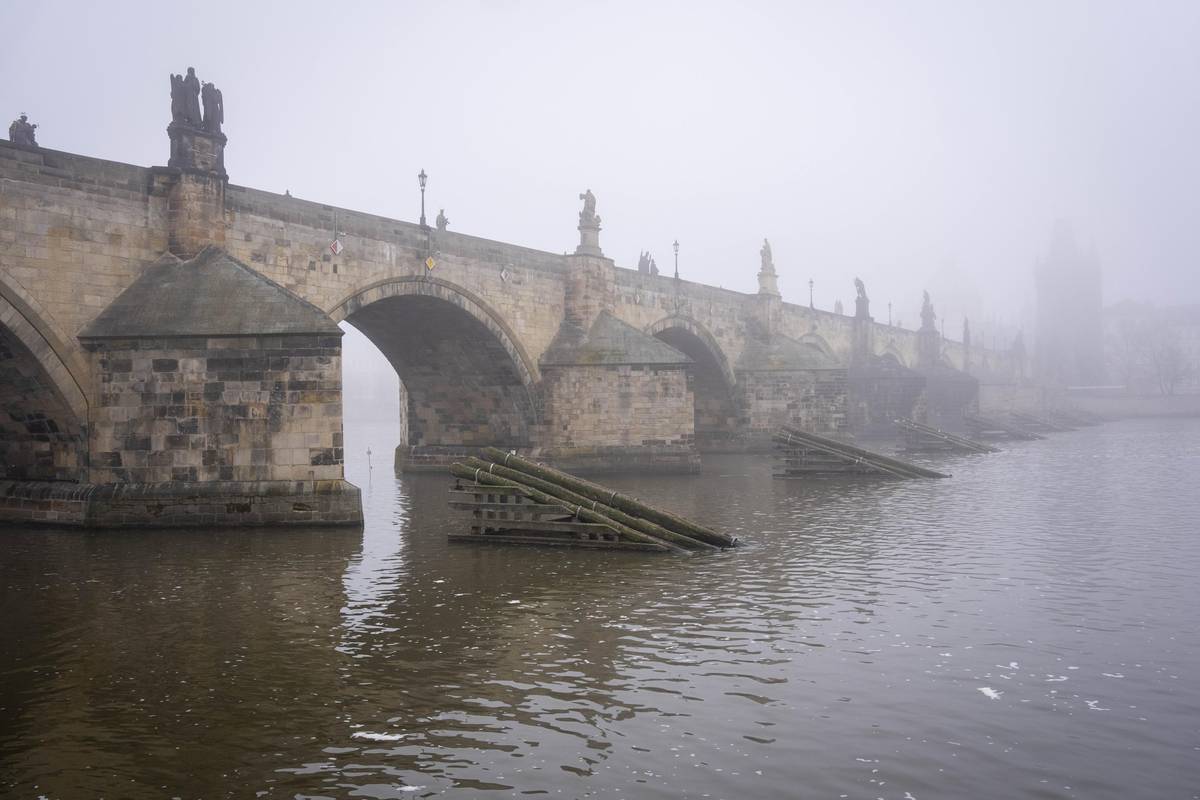 Centrum Prahy ráno zalila mlha. 