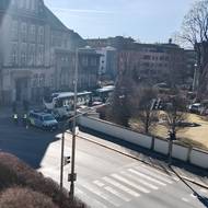 Průmyslovku v Tyršově ulici v Liberci a její okolí prohledává policie, lidé museli školu opustit.