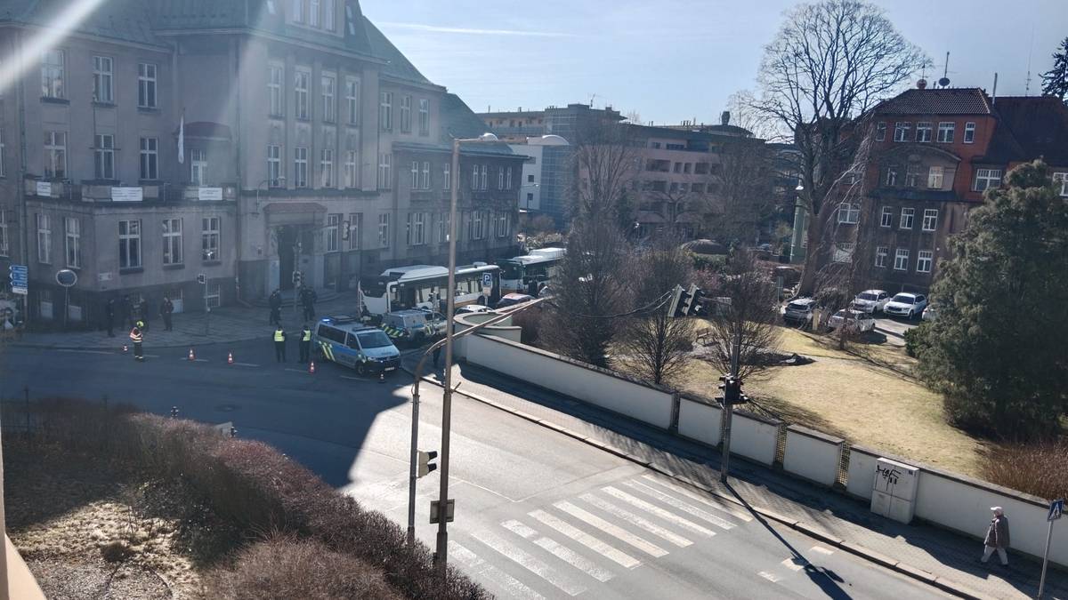 Průmyslovku v Tyršově ulici v Liberci a její okolí prohledává policie, lidé museli školu opustit.