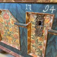 Detail lidové malované truhly z majetku Krkonošského muzea.