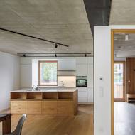 Kuchyni vévodí bílá barva a dřevo.  