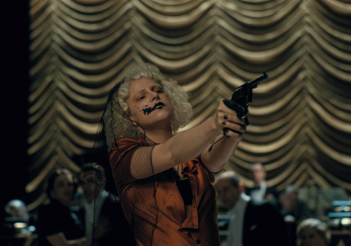 Jessie Buckleyová opanuje plátno jako reinkarnovaná Mary Shelleyová, společnice Ida a Frankensteinova nevěsta.