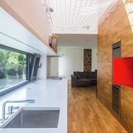 V kuchyňské části je z parket vytvořena spárovka, která byla použita i na kuchyňskou vestavbu.