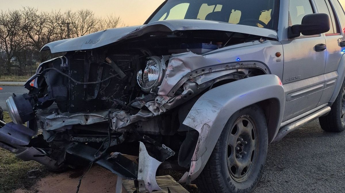 U Kroměříže se srazil džíp s dalším autem, čtyři lidé byli zraněni