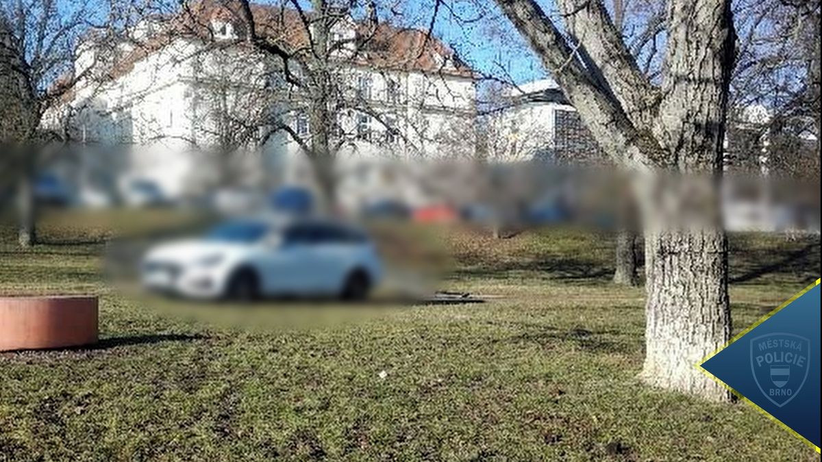 Řidič v centru Brna nezabrzdil na parkovišti auto, to se rozjelo a projelo parkem