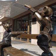 Lavička před divadlem zůstává v Dejvické ulici v nezměněné podobě. 