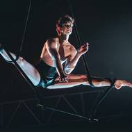 Jaká je cesta k euforii? Co pro tenhle pocit musí člověk udělat? Stačí se podívat na obraz? Být blízko přírodě? Nebo člověk musí vystoupat někam hodně vysoko, aby ji mohl prožít? I nad tím se mohou diváci zamyslet.