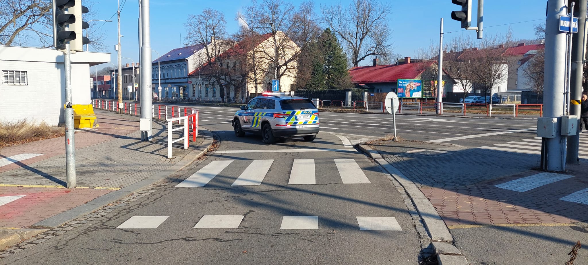 Důchodce jel v Ostravě na kole na červenou, auto ho srazilo na přejezdu pro cyklisty