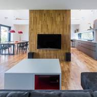 Kuchyň, jídelna a obývací část tvoří jeden kompaktní celek, který opticky dělí centrální blok.