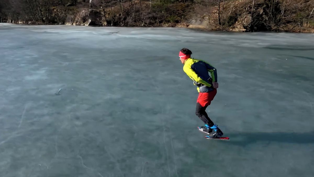 Nic pro nezkušené, ale na ledě se dá jezdit i v březnu, říká dálkový bruslař. Nezbytné jsou bodce pro sebezáchranu