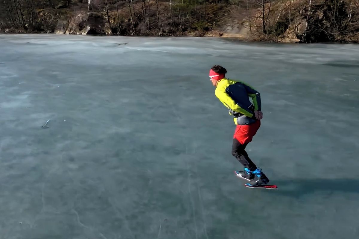 Nic pro nezkušené, ale na ledě se dá jezdit i v březnu, říká dálkový bruslař. Nezbytné jsou bodce pro sebezáchranu