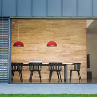 Červená barevná stopa, která je přítomna v celém domě, se propsala i do detailů.