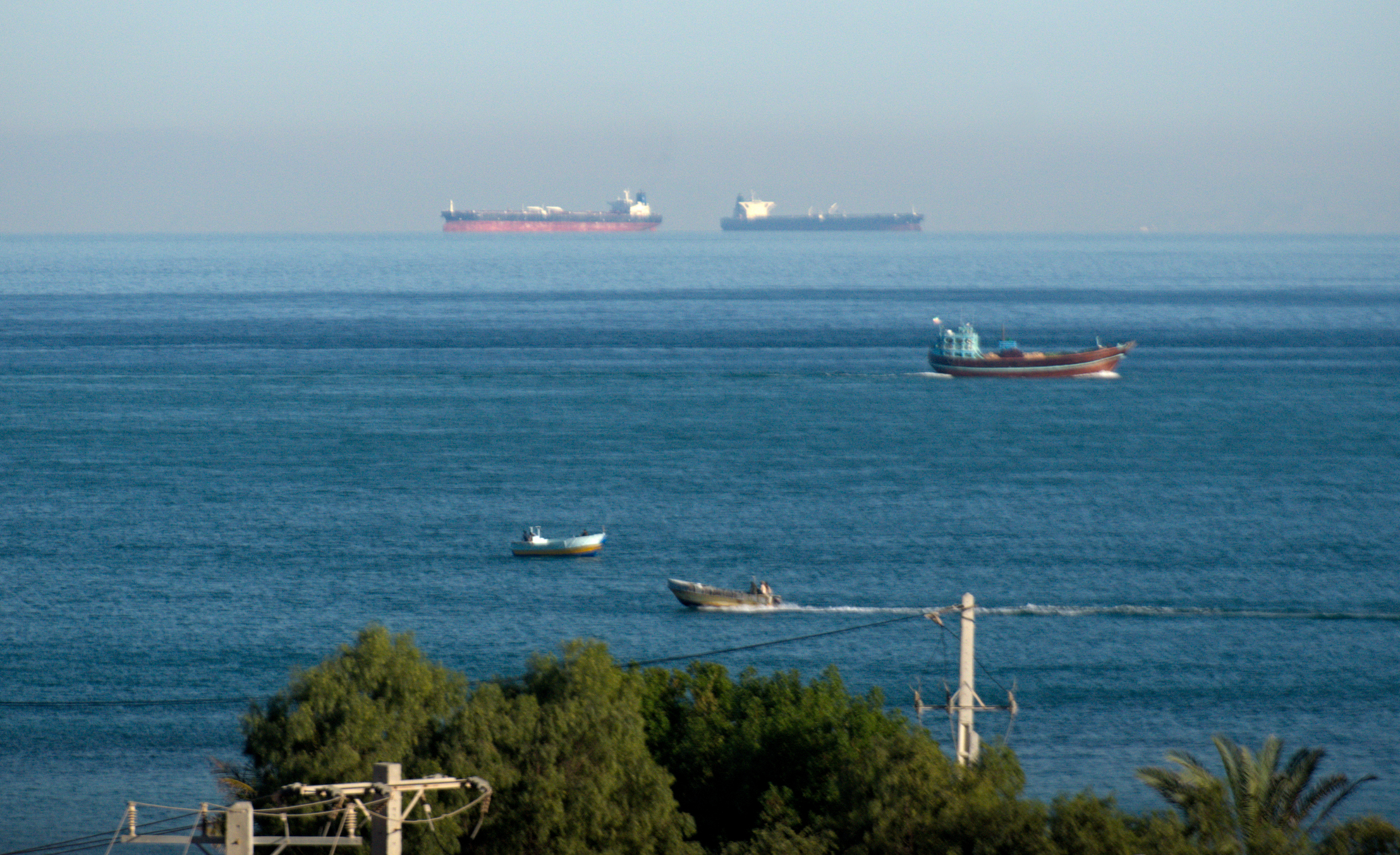 Trung Quốc ngừng xuất khẩu dầu và xăng