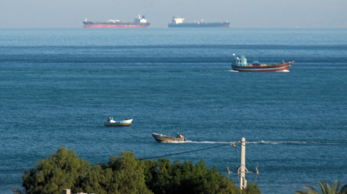 Armáda tankerů v Hormuzu změnila směr. Vydala se k pobřeží USA