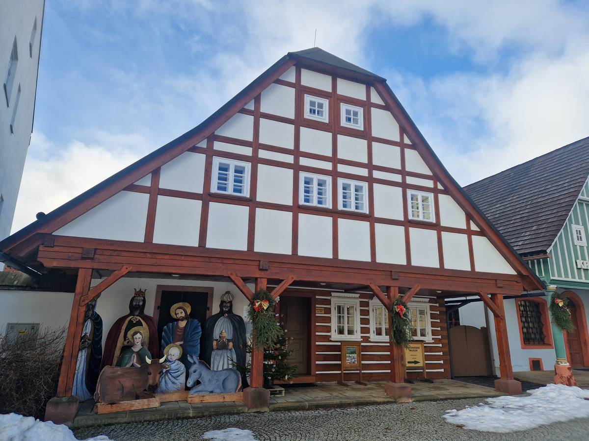 Jeden z původních vrchlabských domů (únor 2025).