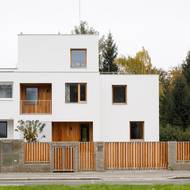 Pohled na stavbu z ulice odhaluje její vkusné sladění s plotem.  