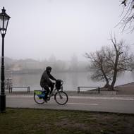 Na kolo je pořád ještě potřeba se pořádně obléct.