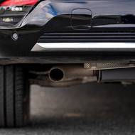 Výfuk je přiznaný, nebije však nijak výrazně do očí.