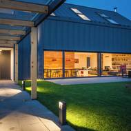 Rodinný dům nedaleko Prahy má dokonale promyšlenou dispozici. Není okázalý, přitom poskytuje vše, co tříčlenná rodina potřebuje.